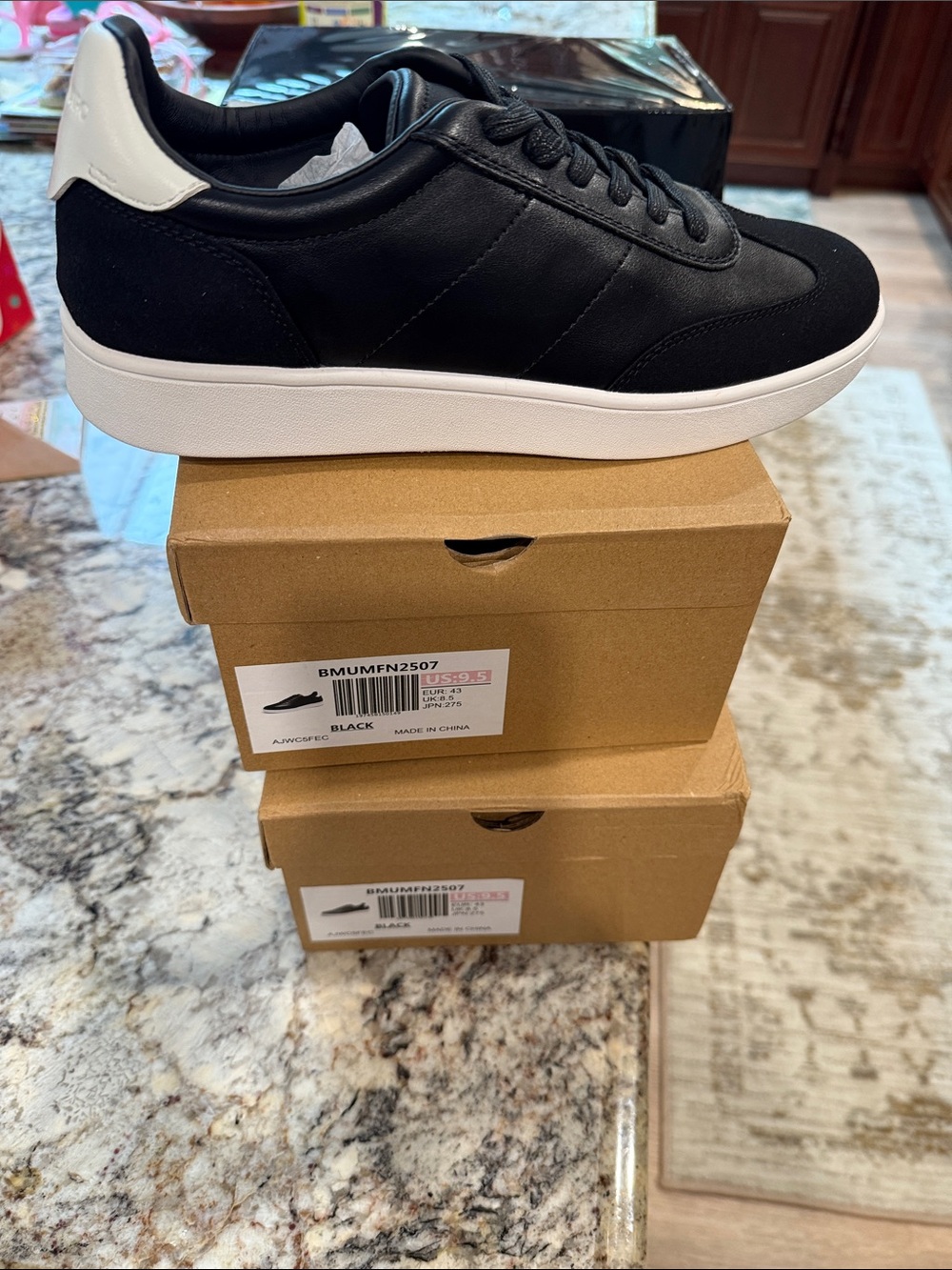 Men's Black Low-Top Casual Sneakers with White Heel Accent